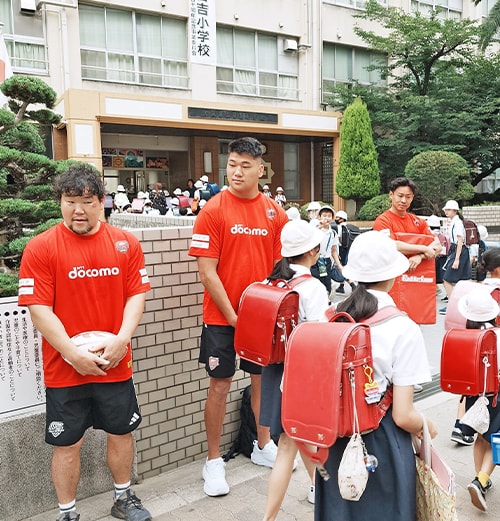 学校訪問で子どもたちと触れ合う選手たち
