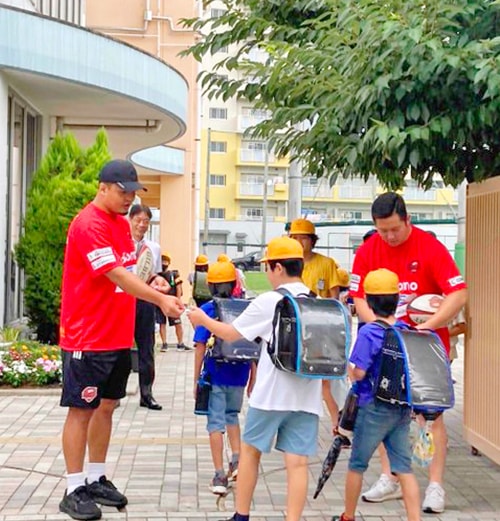 学校訪問で子どもたちと触れ合う選手たち