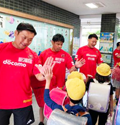 学校訪問で子どもたちと触れ合う選手たち