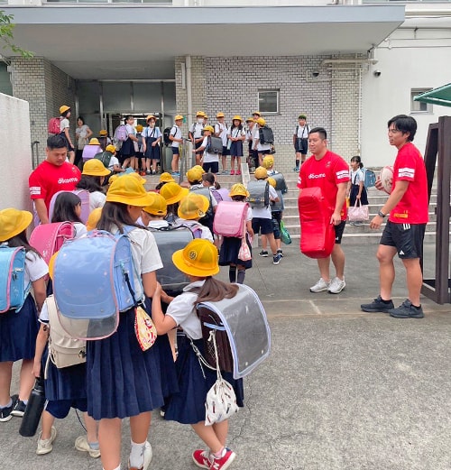 学校訪問で子どもたちと触れ合う選手たち