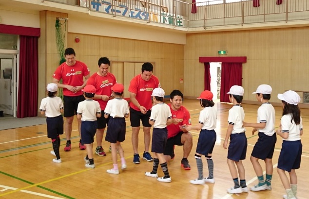 レッドハリケーンズ選手が大阪市東淀川区下新庄小学校で「夢・授業」を行いました。