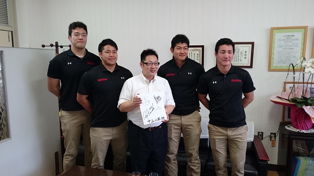 レッドハリケーンズ選手が大阪市立十三小学校で「夢・授業」を行いました。