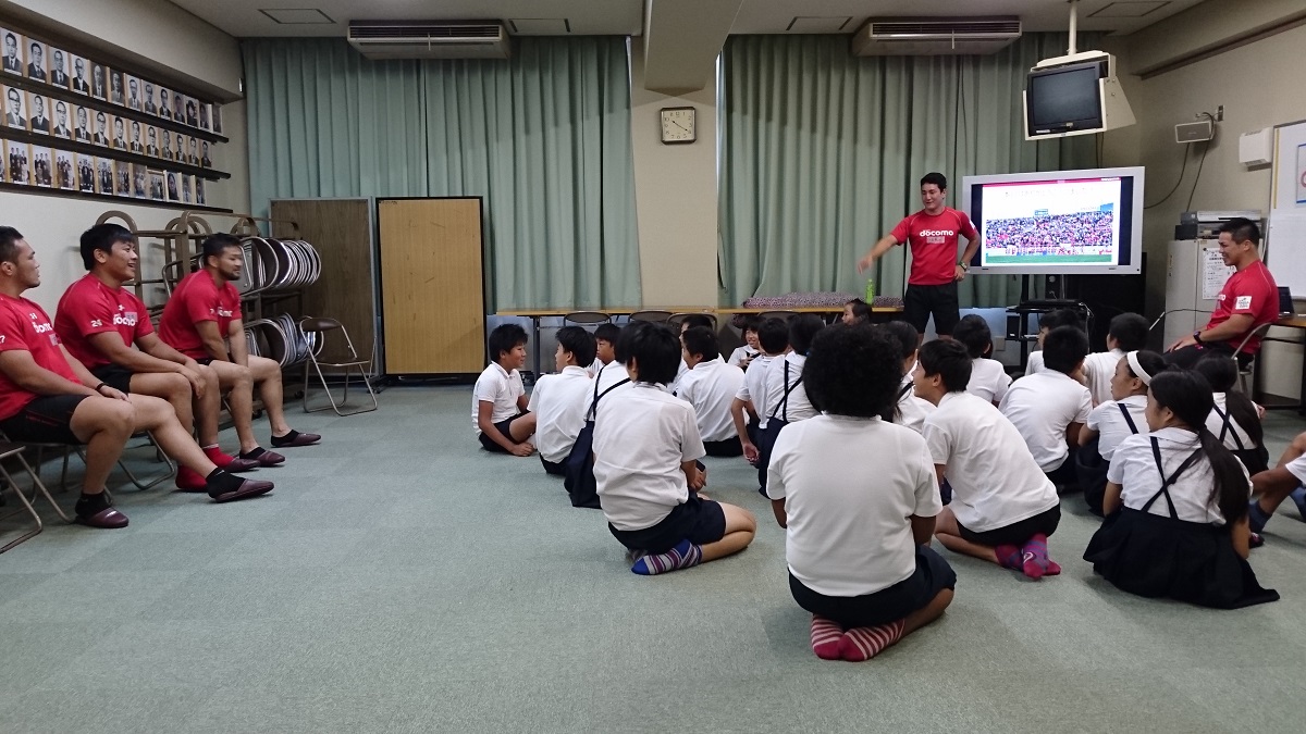 レッドハリケーンズ選手が大阪市立北鶴橋小学校で「夢・授業」を行いました。