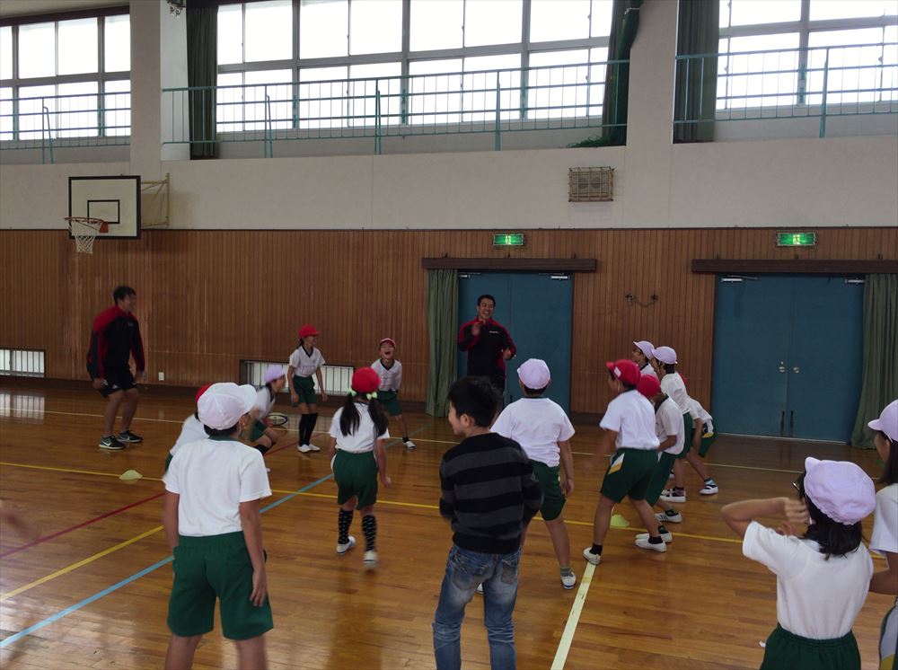 東大阪市弥栄小学校で「子どもの体力づくりサポート事業」を開始しました。