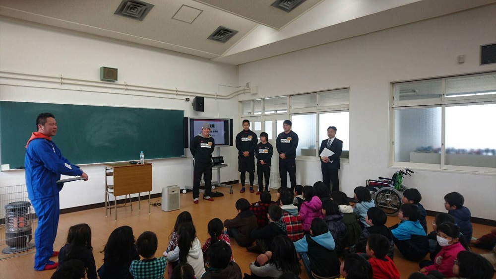 レッドハリケーンズ選手が大阪市立清水小学校で「夢・授業」を行いました。