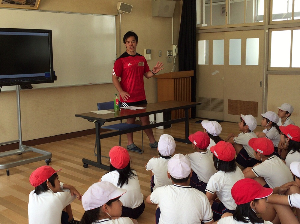 レッドハリケーンズ選手が大阪市立鯰江東小学校で「夢・授業」を行いました。