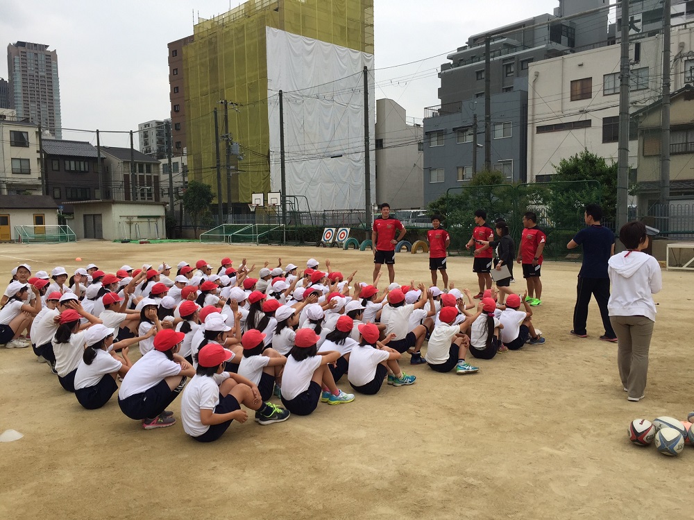 レッドハリケーンズ選手が大阪市立中津小学校で「夢・授業」を行いました。