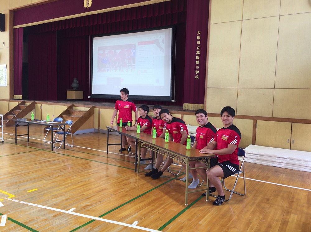 レッドハリケーンズ選手が大阪市立高殿南小学校で「夢・授業」を行いました。
