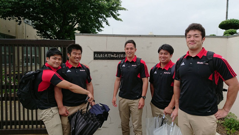 レッドハリケーンズ選手が大阪市立新高小学校と北恩加島小学校で「夢・授業」を2校同時開催しました。