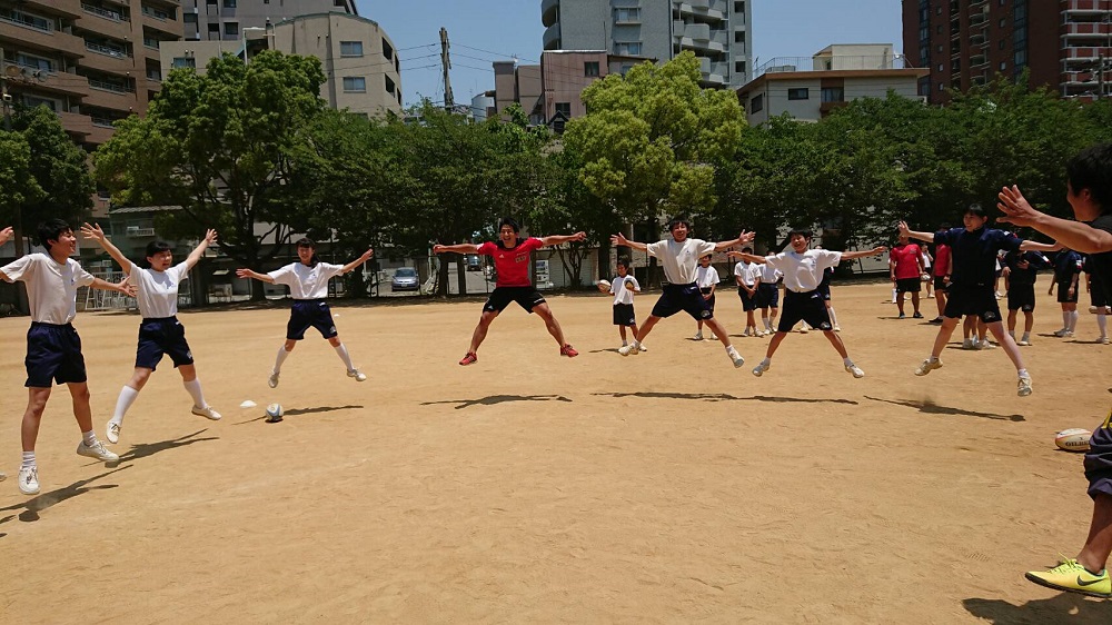 レッドハリケーンズ選手が兵庫県神戸朝鮮初中級学校でラグビー授業を行いました。