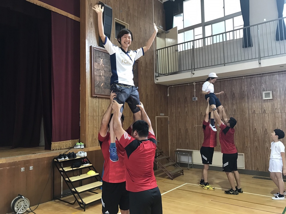 社会貢献活動レッドハリケーンズ選手が大阪市立佃西小学校、中本小学校、堀江小学校で「大阪府ふれあい事業」を行いました。