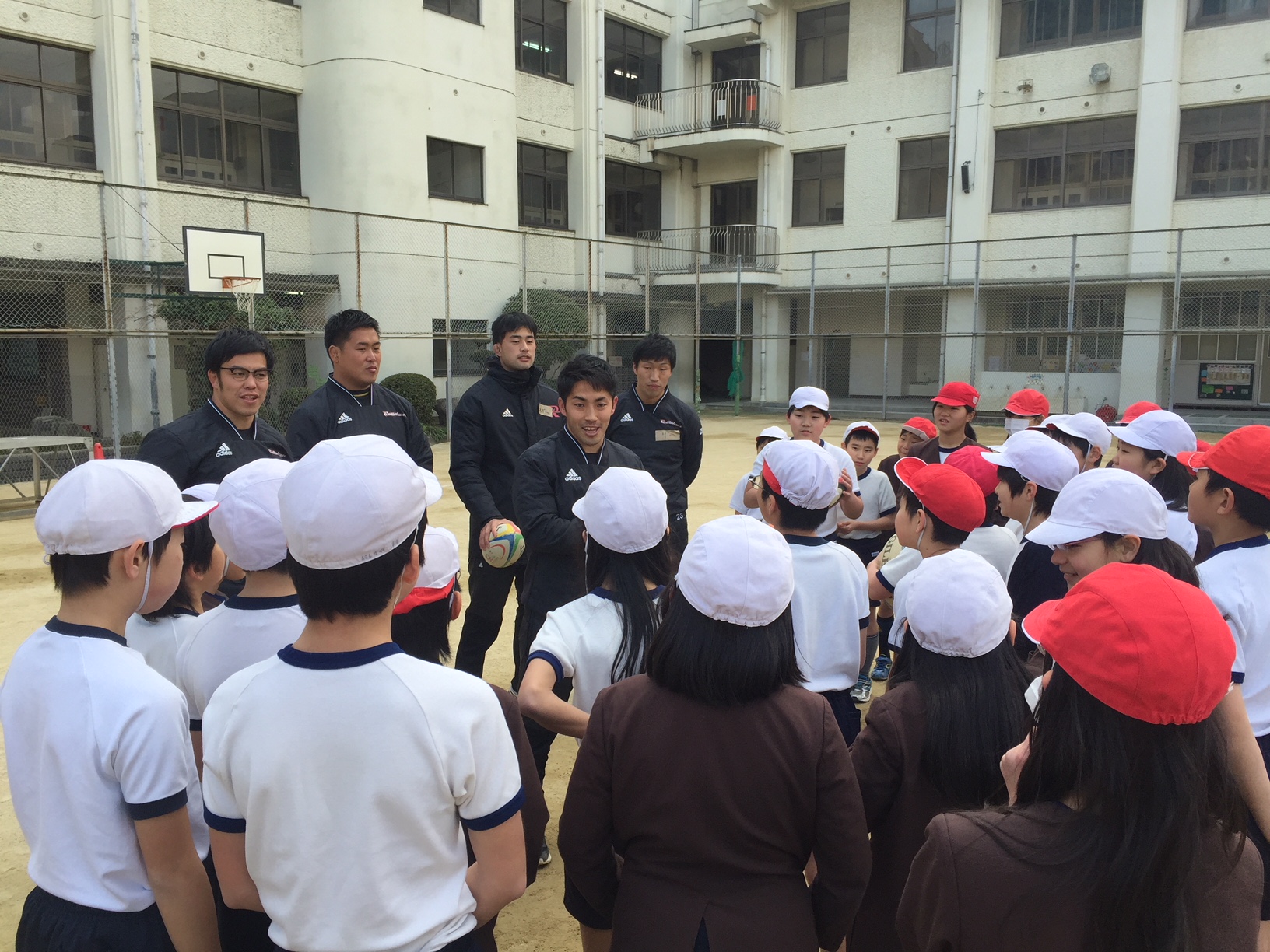 レッドハリケーンズ選手が大阪市立鶴町小学校と菅北小学校で「夢・授業」を2校同時開催しました。