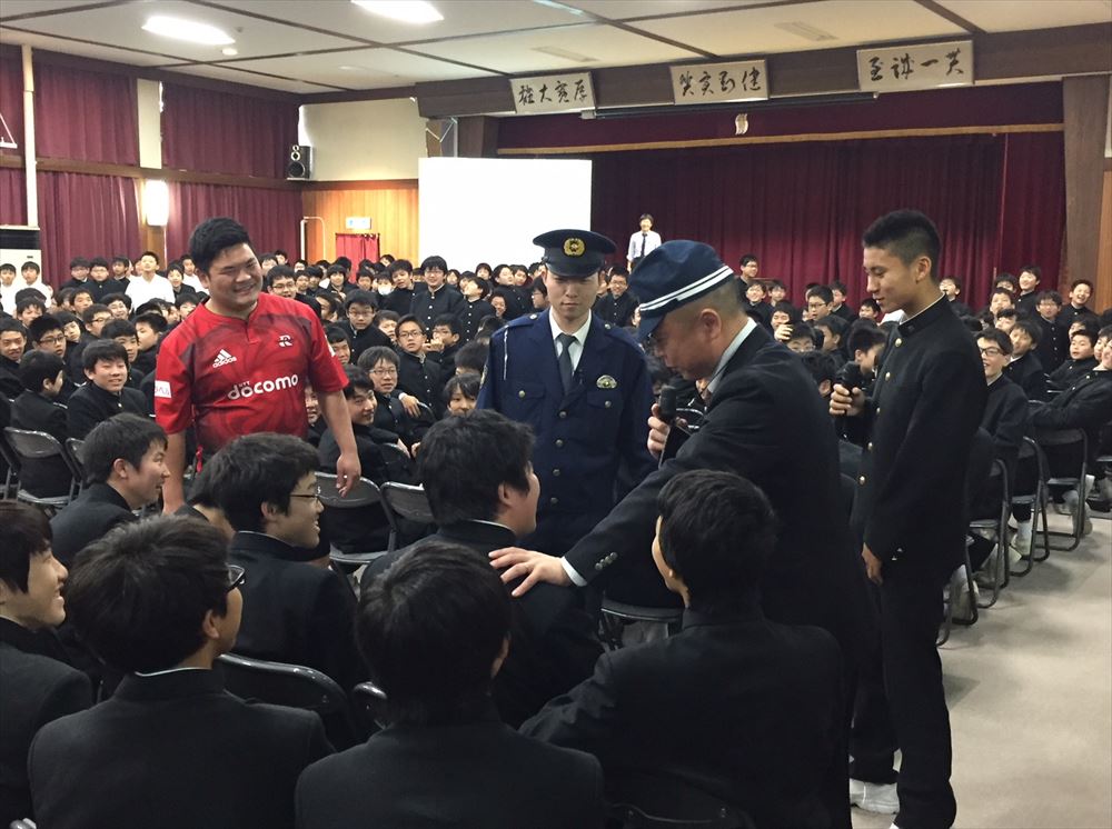 警察・ドコモ・学校が協力して行う「情報モラル教室」で岡部選手と横山選手が講話を行いました。
